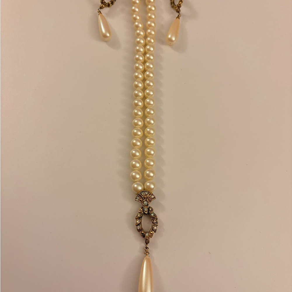 Lustrous Pearl Necklace with Gold Details